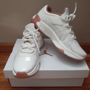 New Womens Air Jordan 11 Comfort Low size 7.5